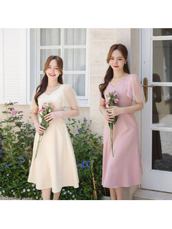 kudapy เดรสสั้นสีชมพู/สีครีม ดีไซน์เพื่อเอาใจสาวหวาน ช่วงเสื้อเป็นคอวีกว้างแต่ไม่ลึกเกินไป เดรสกระโปรงบานพลิ้วๆ แขนเสื้อเป็นทรง Bell ทำด้วยผ้าโปร่งแต่งลูกปัดมุกละมุนสุดๆ