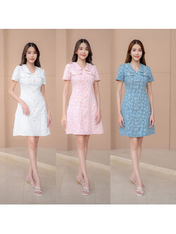 kudapy เดรสสั้นสีขาว/สีน้ำเงิน/สีชมพู ทรงเข้ารูปอัดลายดอกผ้านูน ปกคอบัว มีซิปด้านหลัง