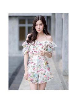 kudapy ชุดเชทเสื้อเปิดไหล่สีขาวครีม ช่วงแขนแต่งแขนตุ้กตา แต่งระบายรอบตัว