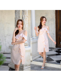 kudapy เดรสสั้นสีครีม คัตติ้งสวยแอบแซ่บ ช่วงบนเป็นแบบเปิดไหล่มีสายสปาเกตตี้เส้นเล็ก แต่งระบายตั้งแต่อกไล่ลงมาที่ลำตัว