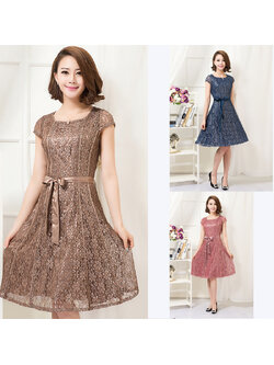 kudapy เดรสสั้นสีน้ำตาล/น้ำเงิน/ชมพู แขนสั้น คอกลม ผ้าลูกไม้ ซับในซาติน พร้อมโบว์คาดเอว สวยดูดี