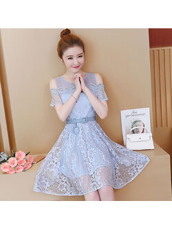 kudapy เดรสสั้นสีฟ้า ผ้าลูกไม้แนวซีทรู แขนสั้นโชว์ไหล่กระโปรงทรงเอพร้อมเข็มขัด