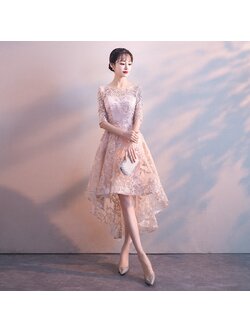 kudapy ชุดราตรี ชุดออกงาน ชุดไปงานแต่งงานสีครีมเบจ คอกลม แขนสั้นสามส่วน กระโปรงหน้าสั้นหน้าหลังยาว เสริมฟองน้ำบางๆที่น้าอก