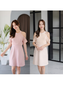 kudapy เดรสสั้นสีครีม/สีชมพู เป็นสีพื้นทรงเหมือนเสื้อกล้ามแต่แต่งด้วยผ้าชีฟองคลุมช่วงแขน