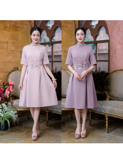 kudapy เดรสสั้นสีม่วงหม่น/สีชมพูหม่น คอเพชรแต่งดอกไม้ เดรสช่วงเอวแต่งดอกไม้สวยงาม กระโปรงจับจีบทวิส มีซับใน แต่งซิปหลัง