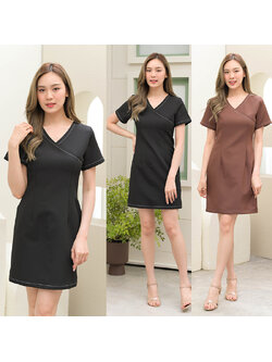 kudapy เดรสสั้นสีดำ/สีน้ำตาล แขนสั้น คอวี ดีไซน์ปาดหน้า กิมมิคเล่นเส้นด้ายเส้นใหญ่ จับเกล็ดเข้ารูป มีความอยู่ทรงเก็บทรง