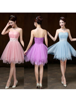 kudapy ชุดราตรีใส่ออกงานสีชมพู/สีฟ้า/สีม่วง เดรสสั้นเกาะอก ตรงเอวประดับด้วยผ้าซีฟองตัดลายดอกไม้เป็นเข็มขัด ชายกระดปรงซ้อนกันหลายชั้น