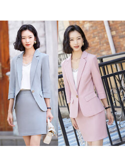 kudapy ชุดสูททำงานผู้หญิงสีเทา/สีชมพู แต่งกระดุมหนึ่งเม็ดแขนห้าส่วนพร้อมกระโปรง จุดเด่นของชุดนี้คือได้ลุคที่สดใส