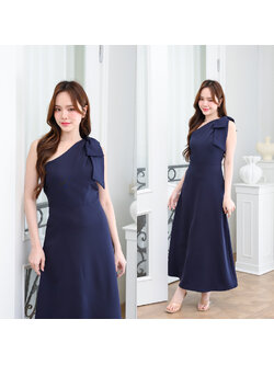 kudapy เดรสยาวสไตล์เรียบหรู ดีไซน์คอเฉีบงปาดไหล่ แต่งด้วยโบว์เพิ่มความน่ารักละมุน ทรงส่วยเข้ารูปพอดีตัว กระโปรงทรงเอยาว