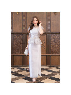 kudapy ชุดผ้าไหมอิตาลีทอสี่เส้นเนื้อผ้ามันเงาสวยหรู ผ้าถุงเย็บสำเร็จ พับทบหน้า เสื้อประดับด้วยลูกไม้ใยบวบคุณภาพดี ปักทอลายดอก