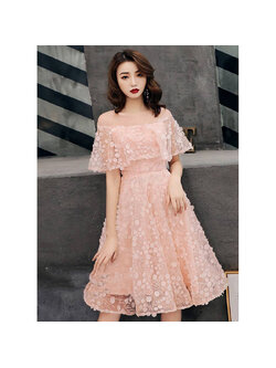 kudapy เดรสสั้นชมพูโอรส ออกงานแขนระบาย ใช้ผ้าเนื้อดีปักลวดลายด้วยเลื่อมทั้งตัว ช่วงบนซีทรูเล็กน้อย ช่วงอกมีระบาย