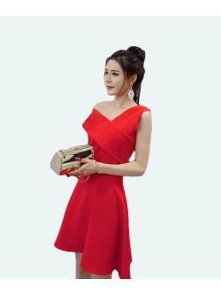 ชุดเดรสสีแดง ดีไซน์เก๋แขนเสื้อข้างนึงเป็นแขนกุด อีกข้างนึงเป็นไหล่เฉียงเปิดไหล่ปิดต้นแขน