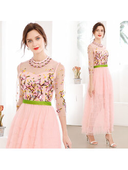 kudapy เดรสยาวสีชมพู ออกงาน ตัวเสื้อเป็นผ้าโปร่งปักลายดอกไม้สีชมพู งานปักสวยมากๆ