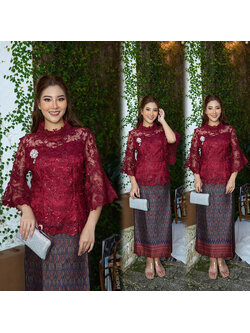 kudapy ชุดไทยประยุกต์สีแดงไวน์ เสื้อลูกไม้ใยบวบ แขนระบายสามส่วน คอปีน+ผ้าถุงงานทอลายละเอียดทั้งตัว