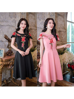 kudapy เดรสสั้นสีชมพู/สีดำ ผ้านิ่มๆ ดีเทลหวานเป็นงานปักรูปดอกไม้ช่วงไหล่และอก ดีไซน์ชุดสวยแขนเสื้อเป็นระบายเก๋แบบคลุมไหล่ยาวรอบตัว