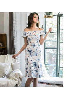 ชุดเดรสออกงานสีขาวน้ำเงิน ผ้าโพลีเอสเตอร์ผสม พื้นสีชมพูอ่อน พิมพ์ลายดอกไม้โทนสีน้ำเงิน