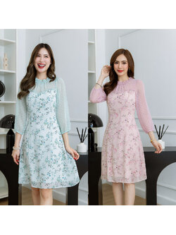 kudapy เดรสสั้นสีชมพู/สีเขียวมิ้น ชีฟองลายดอกพาสเทล ลายดอกสดใส ช่วงอกและแขนใช้ผ้าชีฟองมีเทคเจอร์ดอทเล็กๆ ช่วงคอจับจีบคอสูง แต่งด้วยลูกไม้รอบคอและอก