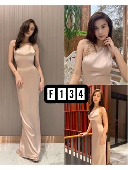 kudapy ชุดราตรียาวสีชมพู มีสายโซ่คล้องคอ ที่คุณเก้าใส่สวยมากๆ ผ่านเครปซาตินทรงสวยตามแบบ