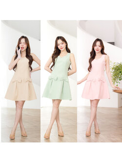 kudapy เดรสสั้น คัตติ้งเป๊ะที่ช่วยเน้นรูปร่างให้ดูเพรียว เดรสเป็นทรง A-Line กระโปรงจับจีบทวิสด้านหน้าตกแต่งโบว์เล็กน่ารัก