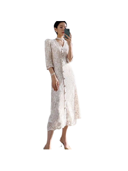 kudapy เดรสไปงานปักผ้าไหมดิ้นทองปักลวดลายดอกไม้สีขาวคอวี แขนสามส่วน เนื้อแน่นลายชัดสีสวย ด้านหน้าใช้กระดุมทองมุก