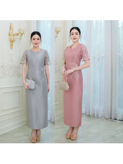 kudapy เดรสผ้าไหมอัดกาวทั้งชุด งานทรงตรงสวยเรียบหรู ด้านหลังกระโปรงผ่า งานแต่งลูกไม้แต่งเลื่อมช่วงแขนและตกแต่งดอกไม้ประดับช่วงเอว