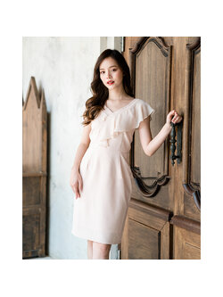 kudapy เดรสคอวีแต่งระบายอกด้วยผ้าชีฟองระบายต่อไปปิดต้นแขน เป็นลุคที่ใส่ได้ทั้งใส่ทำงานและออกงาน