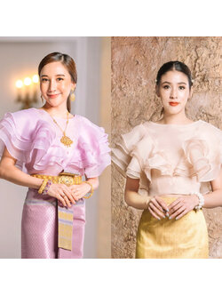 kudapy เสื้อไปงาน ผ้าแก้วคอปาดแคบสีครีม/สีม่วง แต่งระบายช่วงแขนเป็นทรงหน้าอก V Shape ระบาย 4 ชั้นสวยหรูมากๆค่ะรุ่นนี้