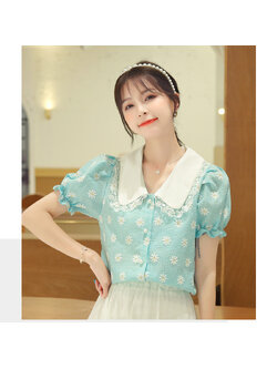 kudapy เสื้อแขนสี่นสีฟ้า ผ้าคอตตอนผสม ทอลายฟ้าขาวและพิมพ์ลายดอกไม้สีขาว