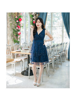 kudapyเดรสสั้นสีกรม เป็นผ้าลูกไม้โปร่งปักด้วยดอกไม้ 3D ตัวเดรสเป็นแขนกุด ช่วงอกป้ายคอวี ดีเทลแต่งโบว์ที่ไหล่ 2 ข้าง