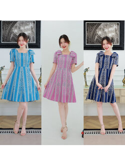 kudapy เดรสลายผ้าไทยแขนสั้นคอเสื้อคอสี่เหลี่ยมแต่งโบว์ที่ไหล่ กระโปรงทรงบา