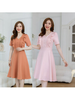 kudapy เดรสผ้าพื้นคอวีเรียบแต่เก๋ มีดีเทล แต่งกระดุม ตีเกล็ดช่วงอก เย็บแต่งระบายและแต่งลูกไม้ สวยเรียบแต่ดีเทลแน่น