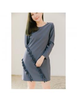 kudapy ชุดเดรสคอกลมสีเทา แขนยาว แต่งระบายที่ชายเฉลียงด้านข้าง
