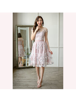 kudapy เดรสสั้นสีชมพู ผ้าเน็ต ลายดอกไม้สีชมพู คอปาด แขนในตัว แต่งขอบเองสีพื้น กระโปรงยาวรูด 2 ชั้น