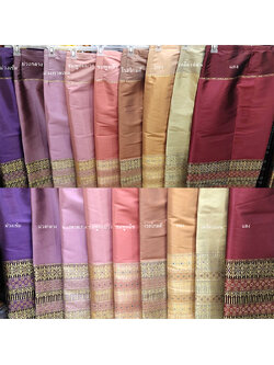 kudapy ผ้าถุงทอลายไทย 8 สี ลายสวยมาก (เอวสามารถปรับตะขอได้) เนื้อผ้าเนื้อดีมากค่ะ เนื้อผ้าไม่หนามาก