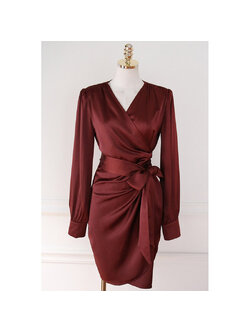 kudapy เดรสสั้นออกงานสีแดงเข้ม ผ้าไนลอนคอวีแขนยาว ผ้าทิ้งตัวมีน้ำหนัก ทรงทบหน้าผูกเอว สวยเหมือนแบบ