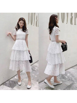 kudapy เดรสยาวผ้าลูกไม้ฉลุสีขาวคอกลม ใช้ผ้าเนื้อดีขึ้นลายนูนทั้งตัว แต่งช่วงรอยต่อ ช่วงล่างแต่งระบายเลเยอร์ยาวบานพริ้วสวย