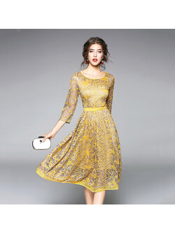 เดรสสั้นยาวคลุมขาวคอกลมสีเหลืองแต่งลายลูกไม้ที่เอวและชายกระโปรงแขนยาวสามส่วน งานมีซับใน ซิปหลังอย่างดี รุ่นนี้ขายดีสุดๆ M