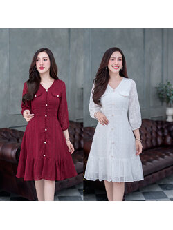 kudapy เดรสสั้นสีแดง/สีขาว เป็นผ้ามีลายเทคเจอร์ผสมดิ้นทอง มีเอวช่วยพรางหุ่น ช่วงปลายแขนพองนิดๆ แต่งด้วยกระดุมมุกหวานช่วงอกแต่งกระเป๋า