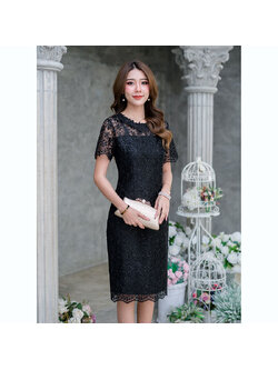 kudapy เดรสสั้นสีดำ เป็นลูกไม้ปักลายสวยงามเนื้อผ้ามีความเงาสวยดูหรูหรา งานปักแซมเลื่อมทั้งชุดสวยวิ้งใส่ออกงานดูสวยแพงมากๆ