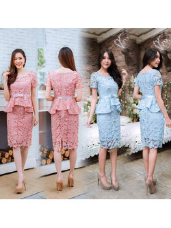 kudapy ชุดเดรสสั้นลูกไม้คอกลม สีชมพู/สีฟ้า เอวเย็บเข็มขัดผ้า ชายเสื้อเพิ่มดีเทลระบายตามแบบ เดรสทรงเอไปงาน