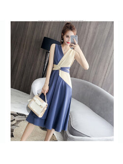 kudapy เดรสสั้นผ้าโพลีเอสตอร์สีฟ้าคราม ตัด สีครีม คอวีไขว่ป้ายหน้า แขนกุด