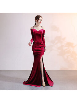 kudapy เดรสยาวสีแดง/สีดำ แต่งสายเพชร แขนยาว ผ้ากำมะหยี แนวเรียบหรูดูแพง