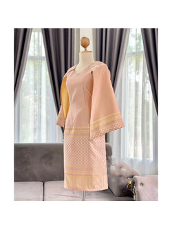 kudapy ชุดเดรสสีส้มทอลายทำบุญ ชุดเดรสทำงานไหมทอลายการบินอัดกาวทั้งชุด เข้าทรง อำพรางหุ่น