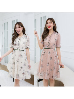kudapy เดรสสั้นสีครีม/สีชมพูกะปิ ผ้าชีฟองลายดอก มีดีเทลคาดขอบเขียวตัดช่วงเอว แต่งกระดุมช่วงอก