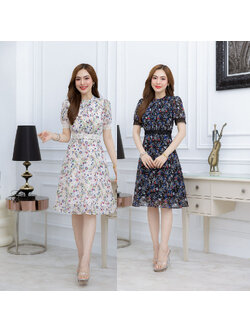 kudapy เดรสชีฟองลายดอกน่ารัก แพทเทิร์นสวย เป็นดีไซน์คอสูง เย็บเป็นจีบช่วงอกให้ดูมีเลเยอร์ เพิ่มความสวยด้วยลูกไม้แต่งช่วงปลายแขน