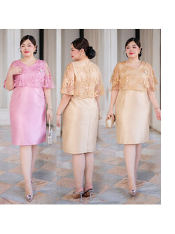 kudapy เดรสผ้าไหมญี่ปุ่นคอวี แต่งระบายลูกไม้ปักดอกนูน ช่วงคอและแขน กระโปรงทรงสอบผ่าหลัง อัดกาว