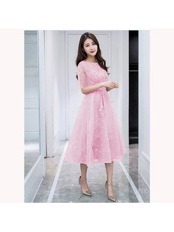 kudapy เดรสสั้นสีชมพู ออกงานลูกไม้ แขนสั้น เอวเย็บคาดผ้าซาติน อกเสริมฟองน้ำ เนื้อผ้าลูกไม้ผ้าโปร่ง เย็บติดลายลูกไม้สวยๆ