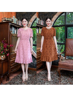 kudapy เดรสสั้นสีน้ำตาล/สีชมพู ผ้าลูกไม้กำมะหยี่ ดีไซน์กระโปรงชายระบาย รอบคอจับจีบเก๋ตรงมีสร้อยคอมุกให้ด้วยเย็บติด สวยหวาน ดูหรูหรา