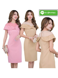 kudapy เดรสสั้นผ้าพื้นสีชมพู สีทองครีม ดีไซน์ปาดไหล่ช่วงอกทับซ้อนกันเหมือนการผูกโบว์แต่งซ้อนด้วยลูกไม้
