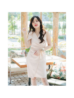 kudapy เดรสสั้นสีครีม ช่วงไหล่แต่งโบว์ใหญ่ที่ไหล่ จับเดรปที่เอว1 ด้าน กระโปรงป้ายด้านหน้า